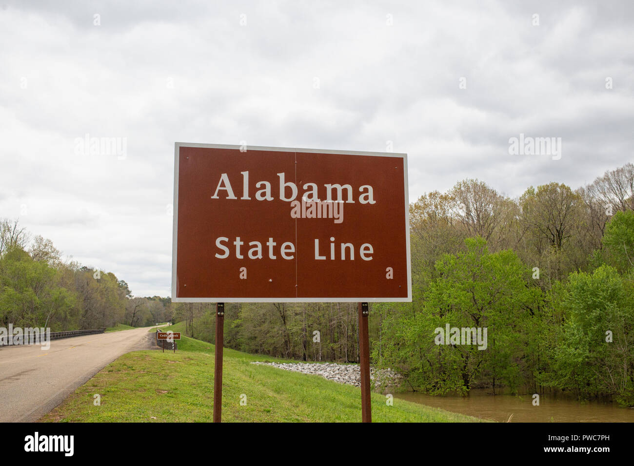 Segno di Alabama state riga vicino la stateline del Mississippi, STATI UNITI D'AMERICA Foto Stock
