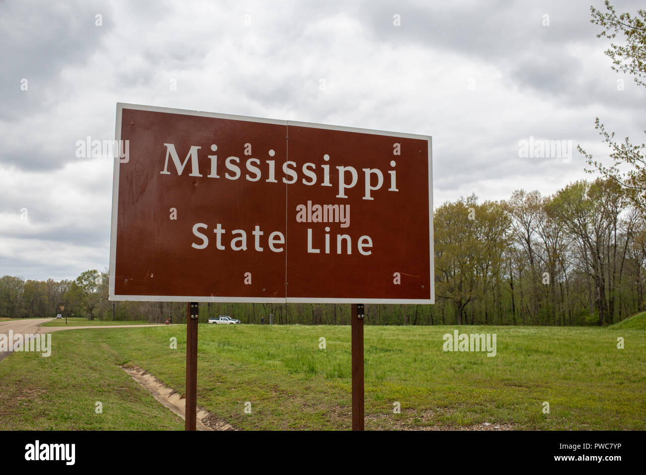 Segno del Mississippi State riga vicino la stateline di Alabama, STATI UNITI D'AMERICA Foto Stock