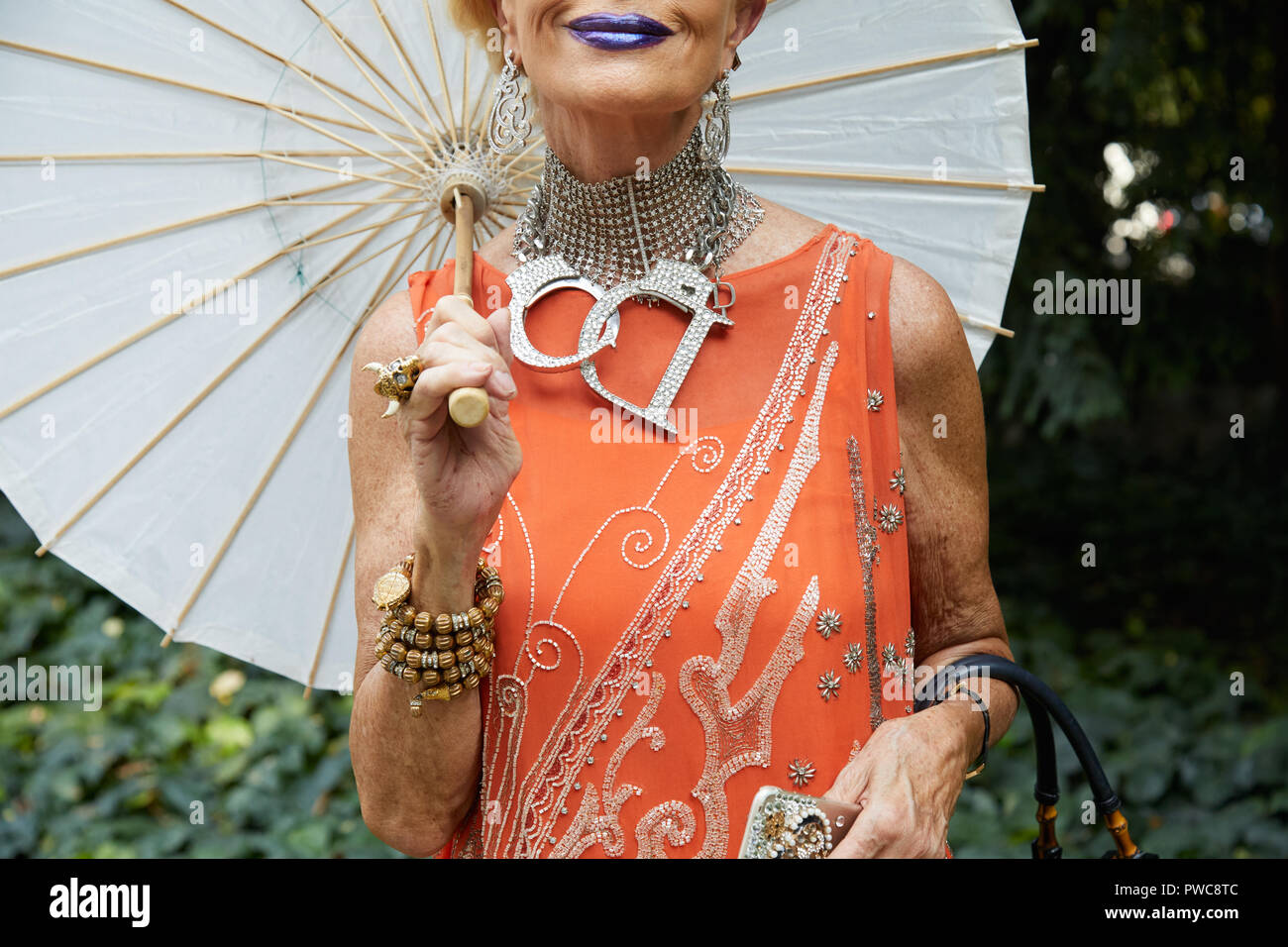Milano, Italia - 20 settembre 2018: Donna con Dior manette, abito arancione  e bianco ombrello di carta prima di Luisa Beccaria sfilata di moda Milano  Foto stock - Alamy