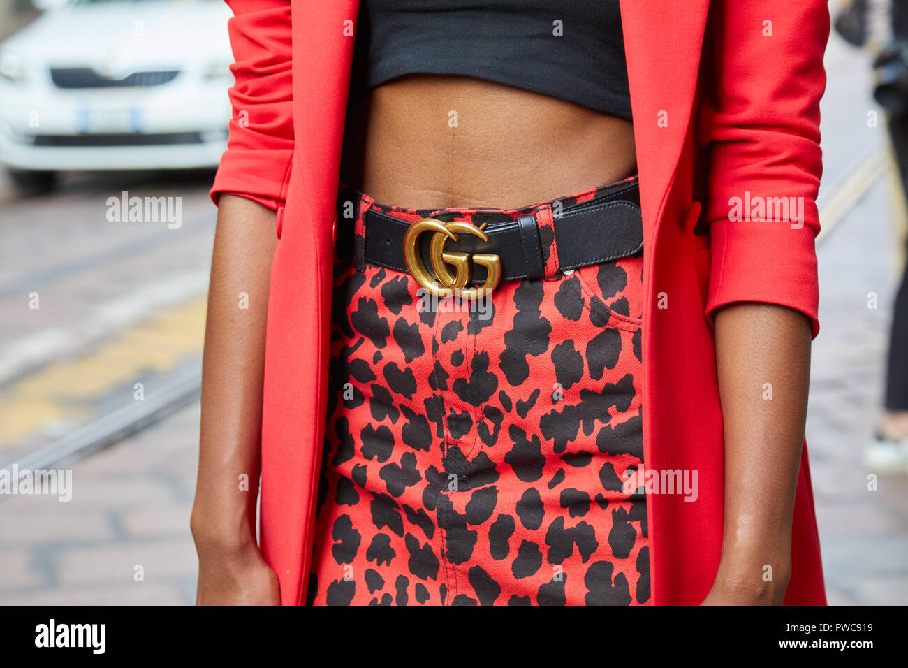 Milano, Italia - 20 settembre 2018: Donna con rosso e nero mantello pezzato con nastro Gucci e giacca rossa prima di Vivetta fashion show, Milano Moda abbiamo Foto Stock