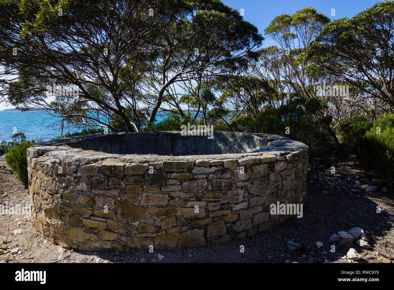 Il vecchio pozzo in pietra a Surfleet Cove, Port Lincoln National Park, penisola di Eyre South Australia Foto Stock