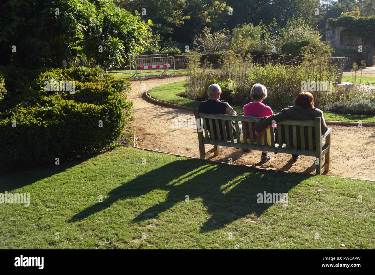 Godersi il sole in Scotney Castle, vicino a Lamberhurst, Kent, Regno Unito Foto Stock
