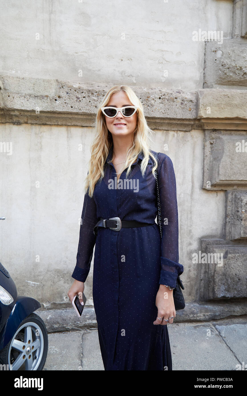 Milano, Italia - 20 settembre 2018: Valentina Ferragni con lunga veste blu  e bianco occhiali da sole prima di Max Mara Fashion show, la Settimana  della Moda Milanese stree Foto stock - Alamy