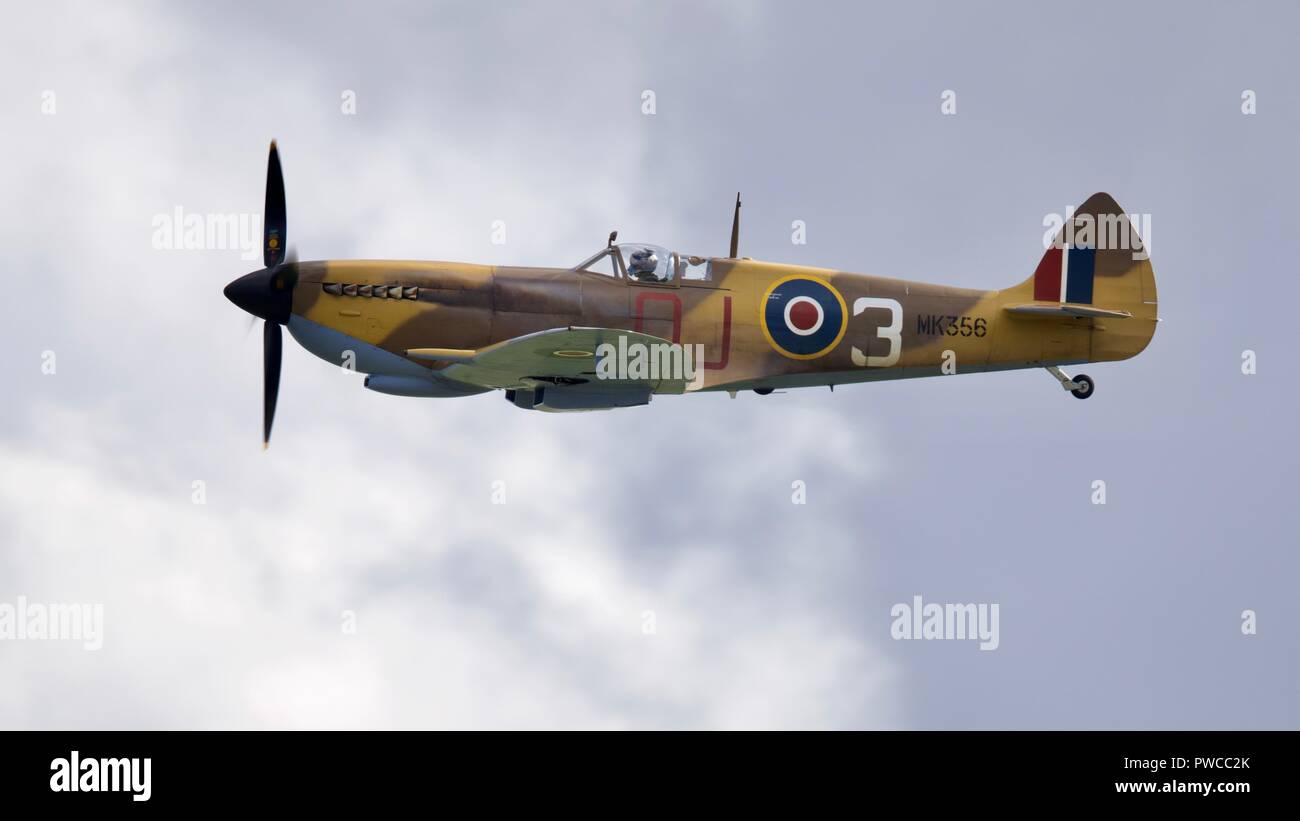 BBMF Supermarine Spitfire LF.IXc 'MK356 / QJ-3' battenti all'IWM Duxford battaglia della Gran Bretagna su airshow il 23 settembre 2018 Foto Stock