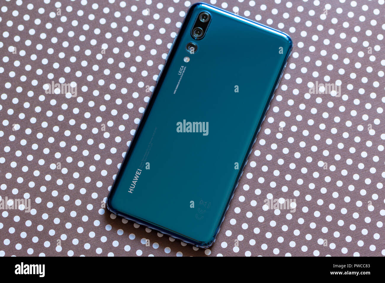 Varsavia, Polonia - Ottobre 07,2018: Smartphone Huawei P20 Pro in colore blu. Foto Stock