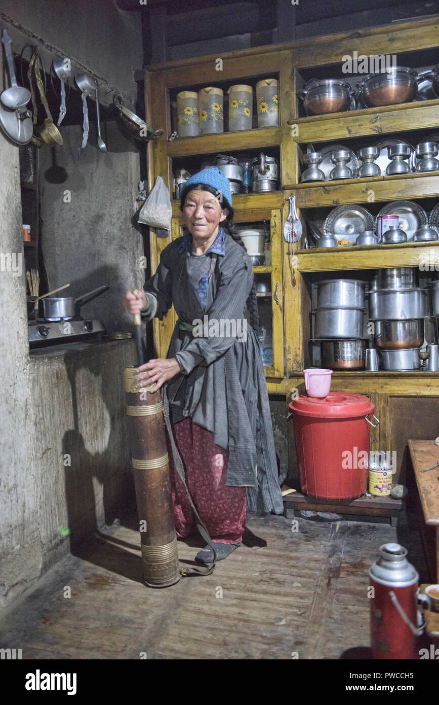 Il vecchio donna che fa il burro tibetano tè, Lamayuru, Ladakh, India Foto Stock