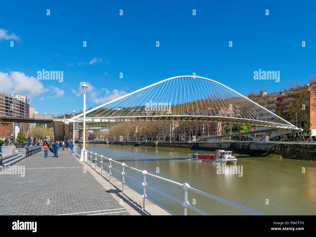 Santiago Calatrava progettato ponte Zubizuri oltre il fiume Nervion, Muelle de Urbitarte, Bilbao, Paesi Baschi Foto Stock