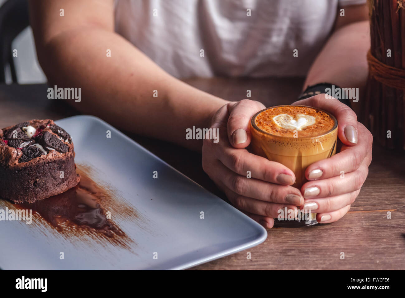 Caffè latte art a forma di cuore in coffee shop Foto Stock