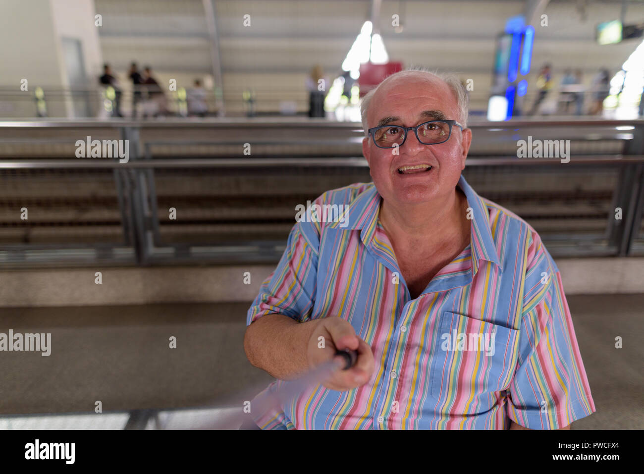 Il sovrappeso senior uomo turistico esplorare intorno alla città di Bangk Foto Stock