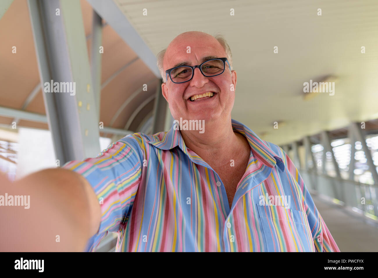 Il sovrappeso senior uomo turistico esplorare intorno alla città di Bangk Foto Stock