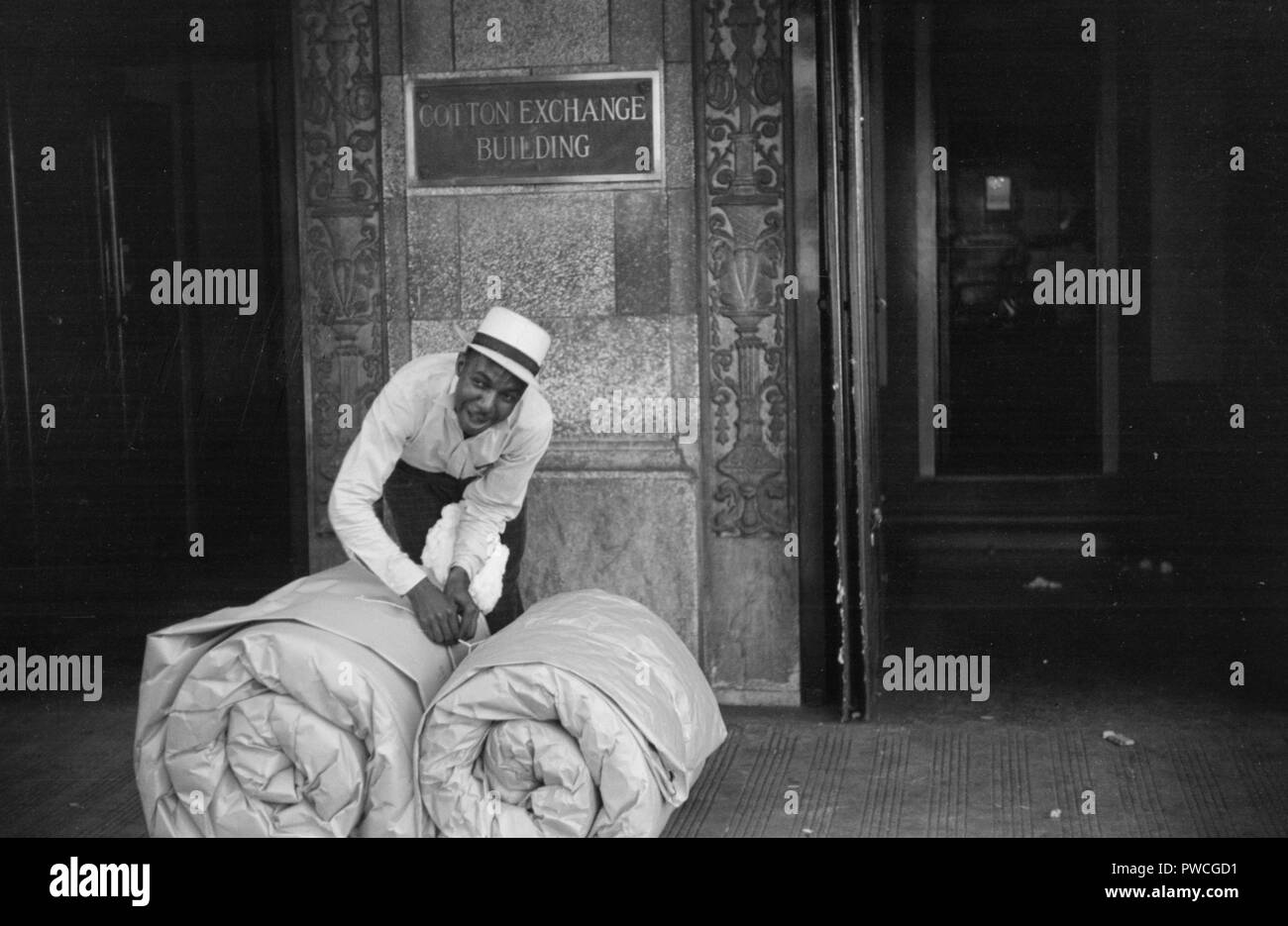 I campioni di cotone di fronte all edificio della Borsa del cotone, Front Street, Memphis, Tennessee. 1939 Foto Stock