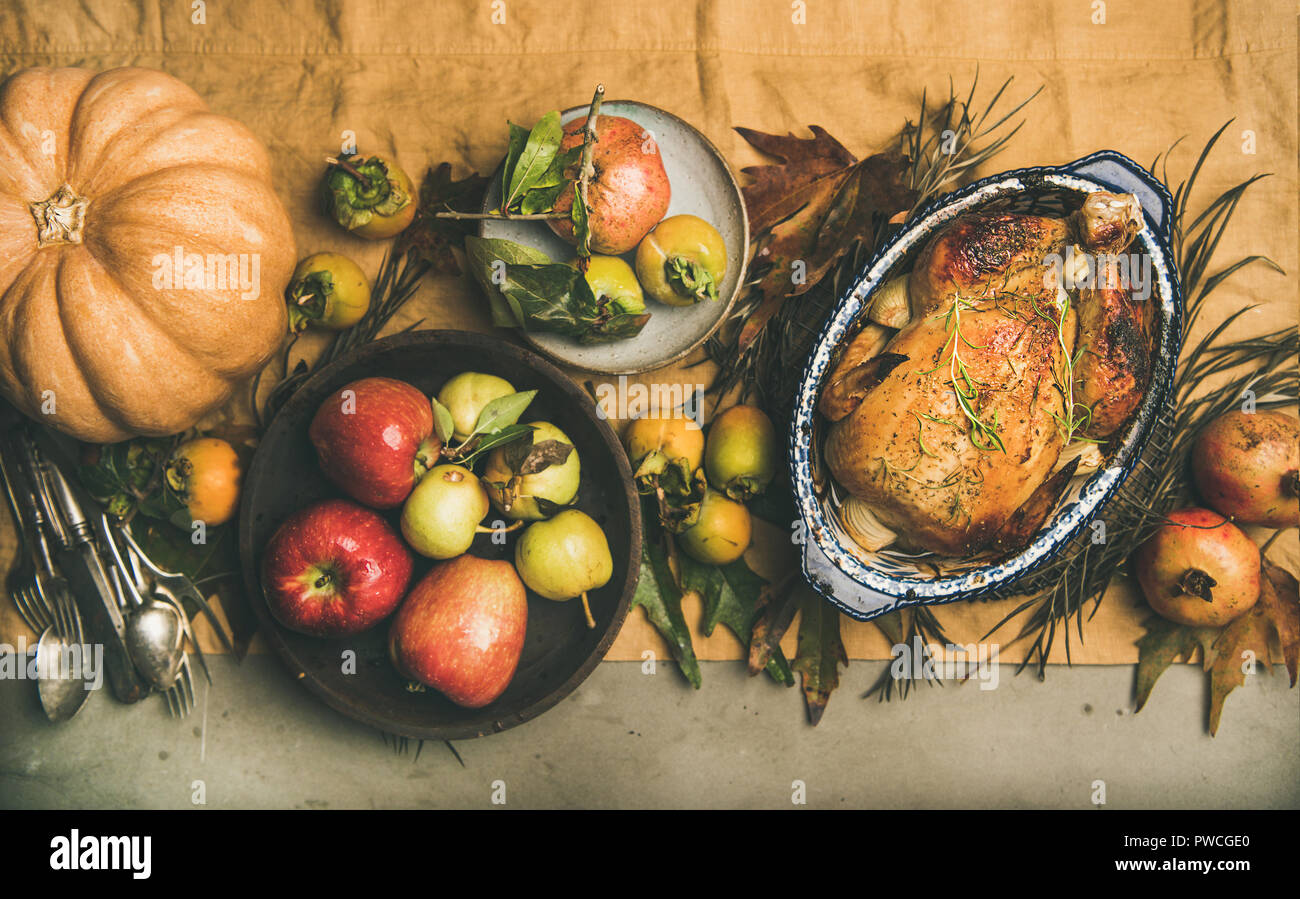Cena di ringraziamento impostazione tabella con arrosti di carne, verdure e frutta Foto Stock