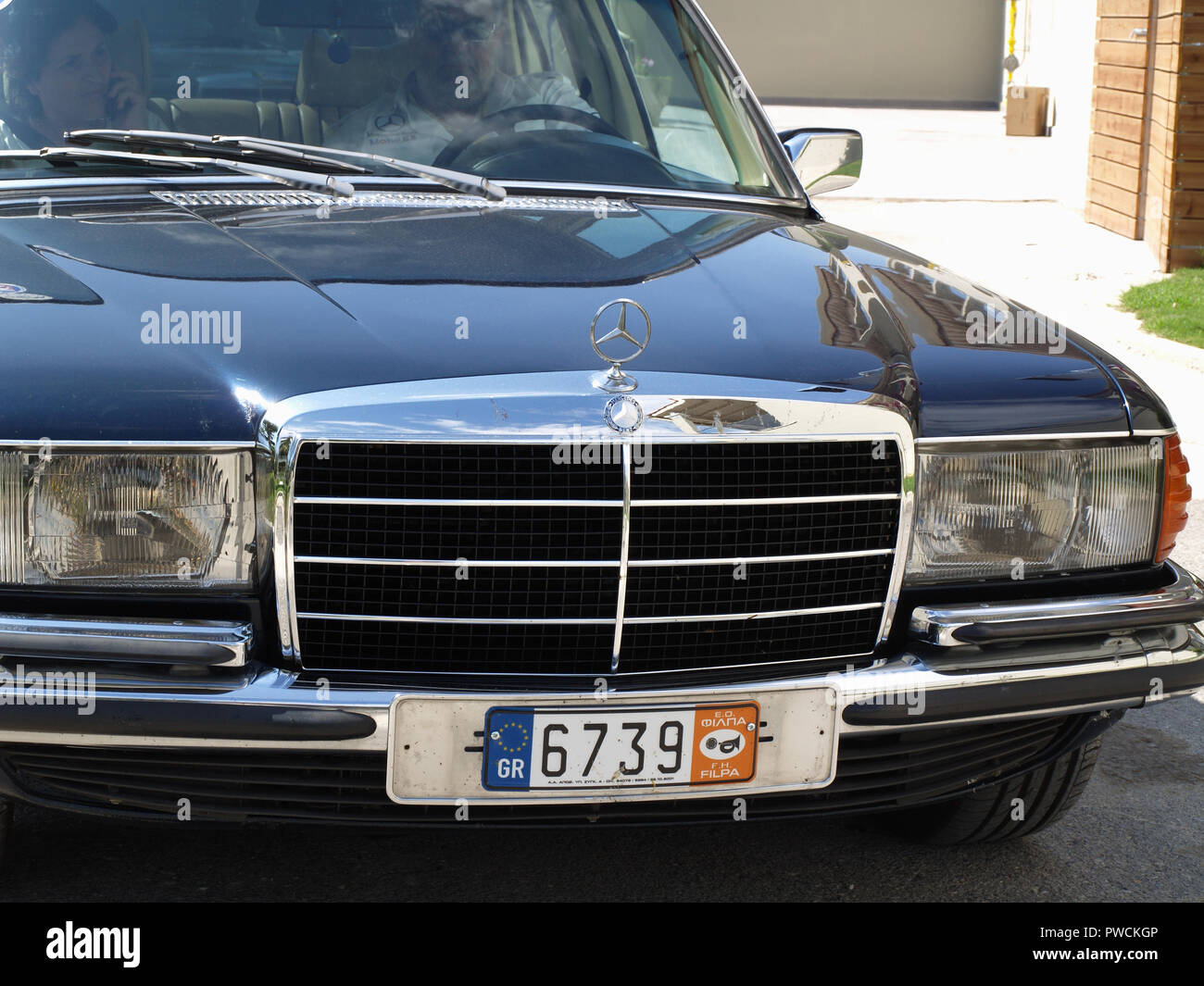 Vintage Mercedes 230 sul display all'ottavo ellenica LEKAM bulgaro classic car rally a Acharavi Park Hotel, Acharavi, Corfù, Grecia Foto Stock