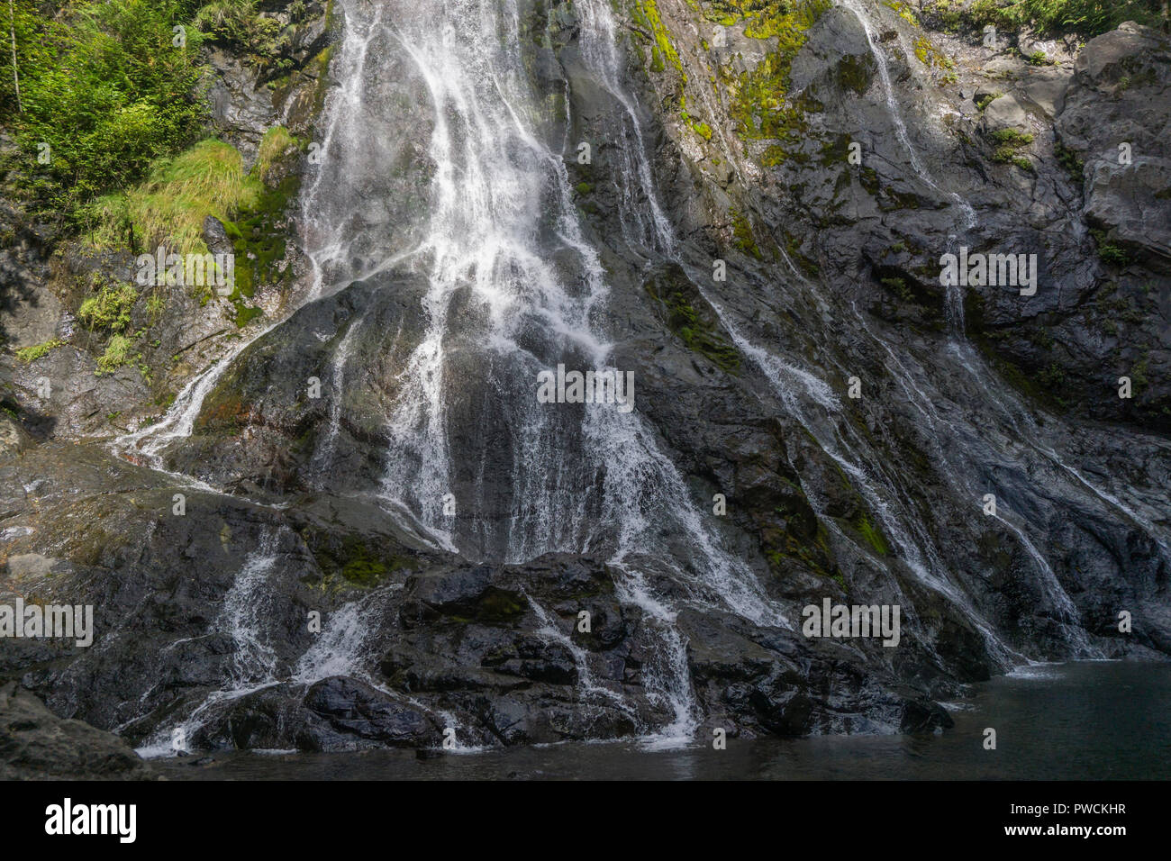 Sullo sfondo di una cascata immagini e fotografie stock ad alta ...