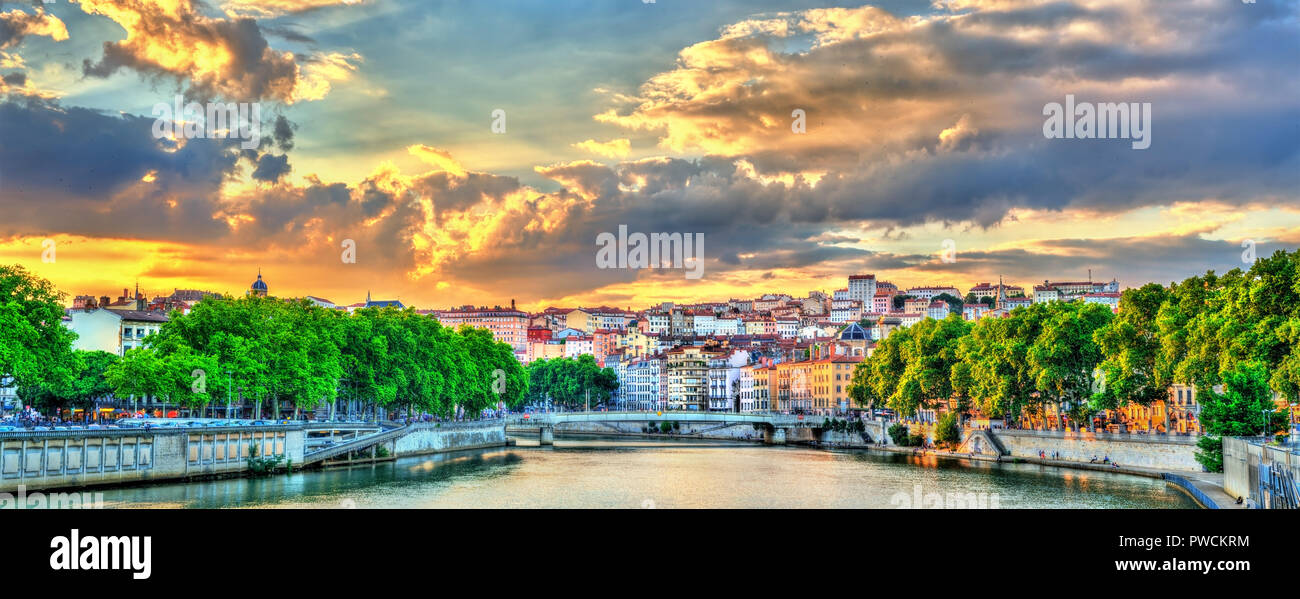 Tramonto al di sopra del fiume Saone a Lione - Auvergne-Rhone-Alpes, Francia Foto Stock