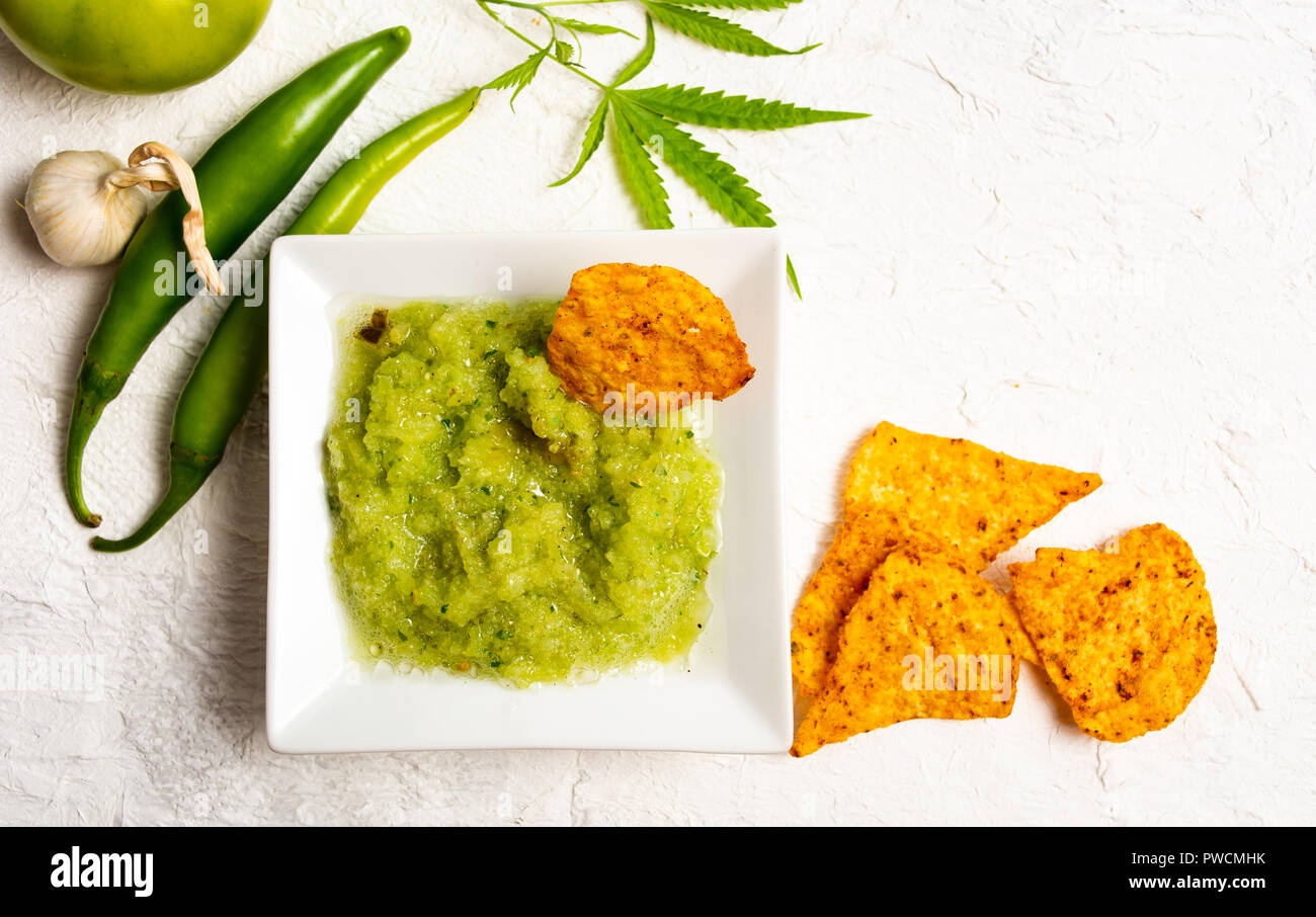 E Tortillas pisello verde guacamole dip in una ciotola Foto Stock