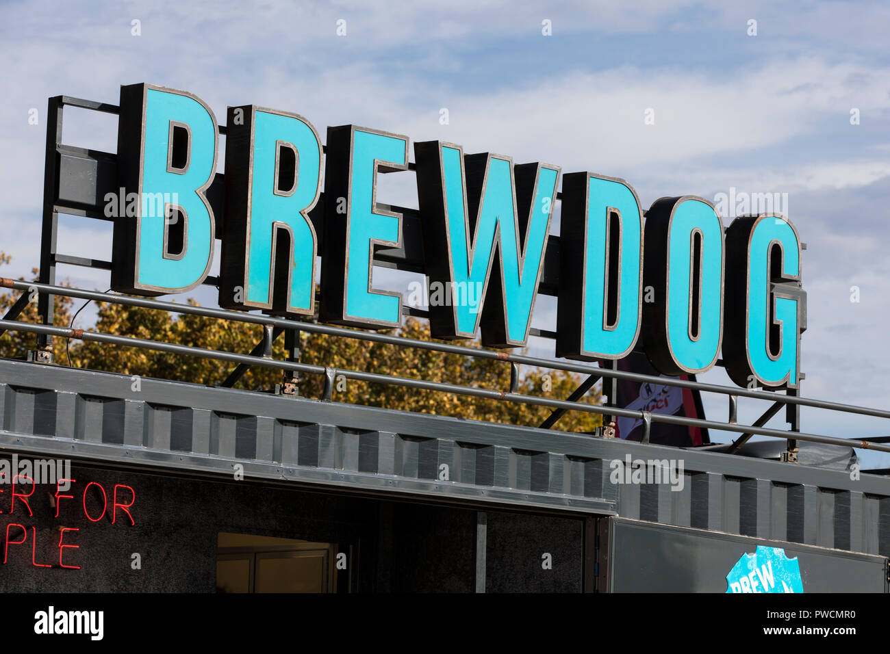 LONDON, Regno Unito - 13 ottobre 2018: Un brewdog birra artigianale segno. BrewDog è una fabbrica di birra Scozzese e pub in catena. Foto Stock