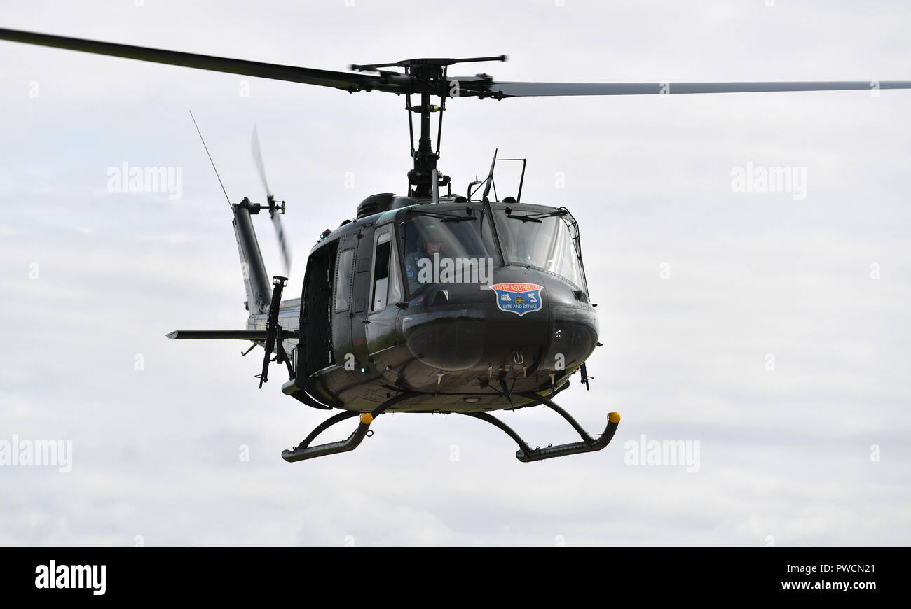 Un elicottero Bell UH 1H Iroquois 'Huey' arriva a terra all'aeroporto di Coventry nel Warwickshire, Inghilterra, Regno Unito Foto Stock