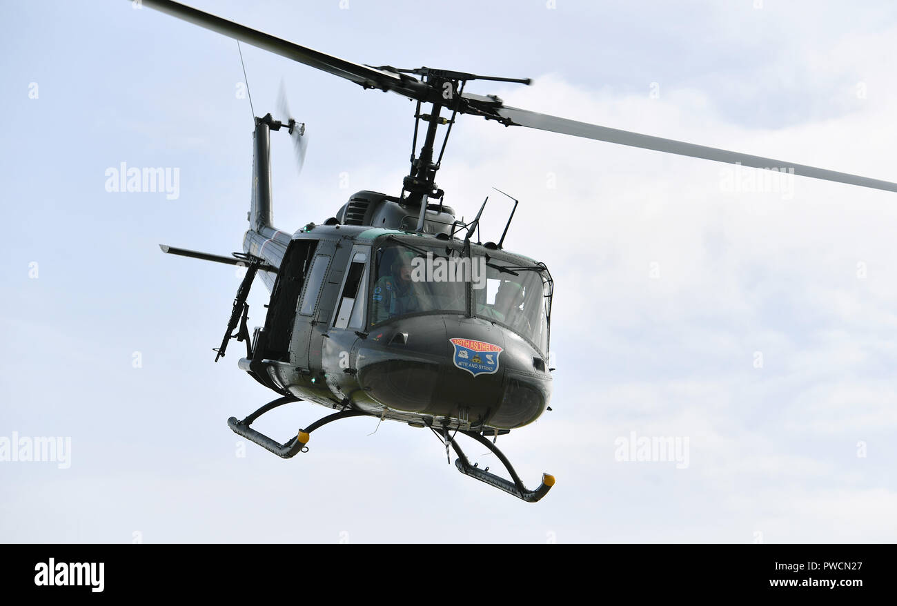Un elicottero Bell UH 1H Iroquois 'Huey' arriva a terra all'aeroporto di Coventry nel Warwickshire, Inghilterra, Regno Unito Foto Stock