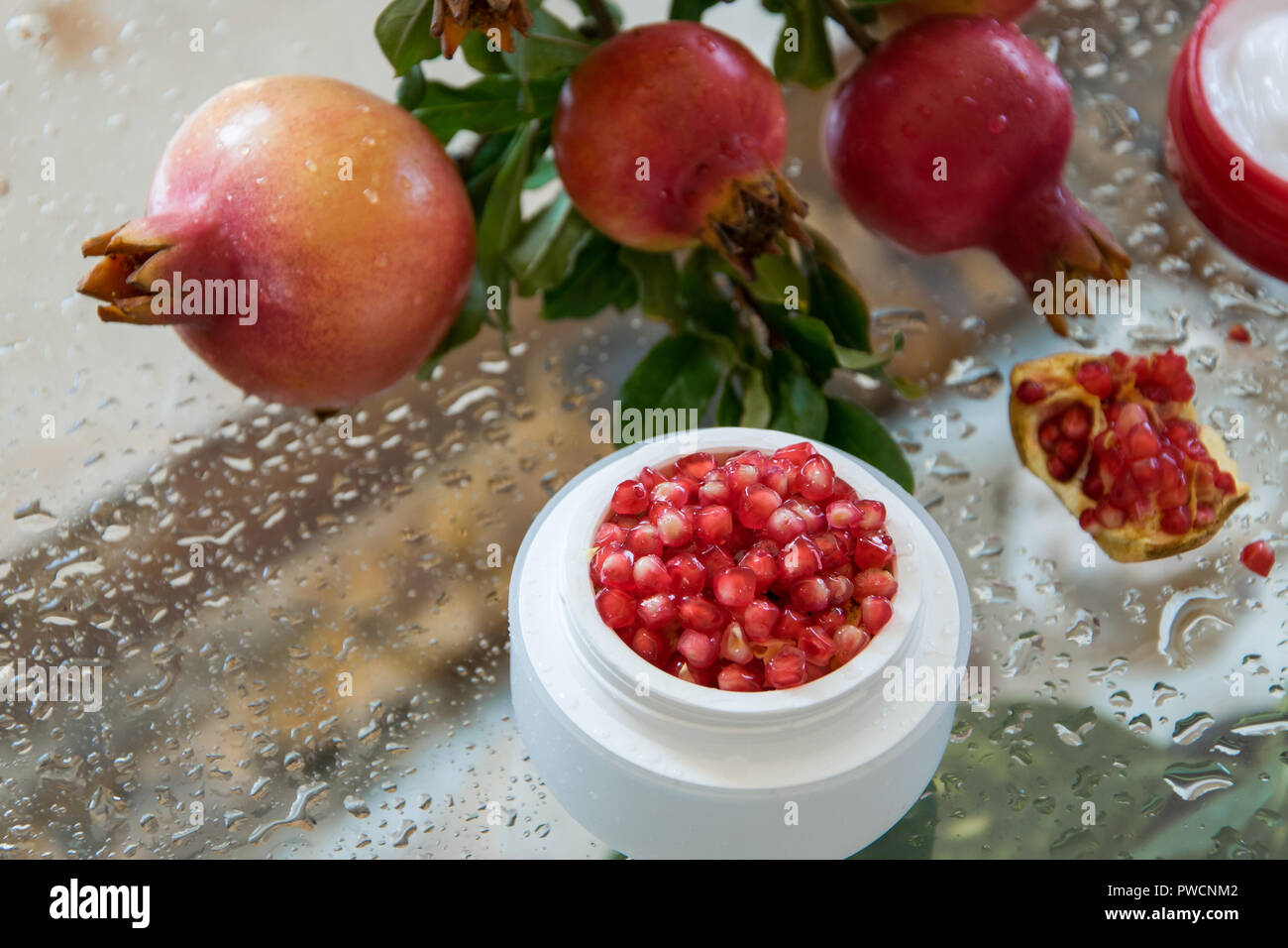 Melograno Anti-invecchiamento della crema per il viso, bellezza industria cosmetica Foto Stock