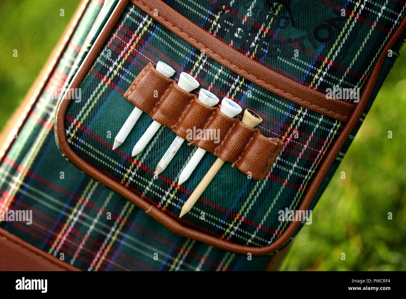 Golf tees sul lato di una sacca da golf durante il mondo Hickory campionati aperti a Longniddry Golf Club in Scozia Golf Costa, East Lothian. Foto Stock