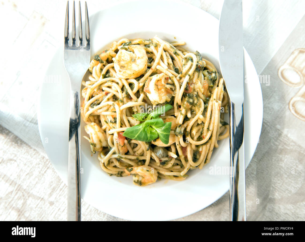 Tutto il frumento spaghetti con gamberi Foto Stock