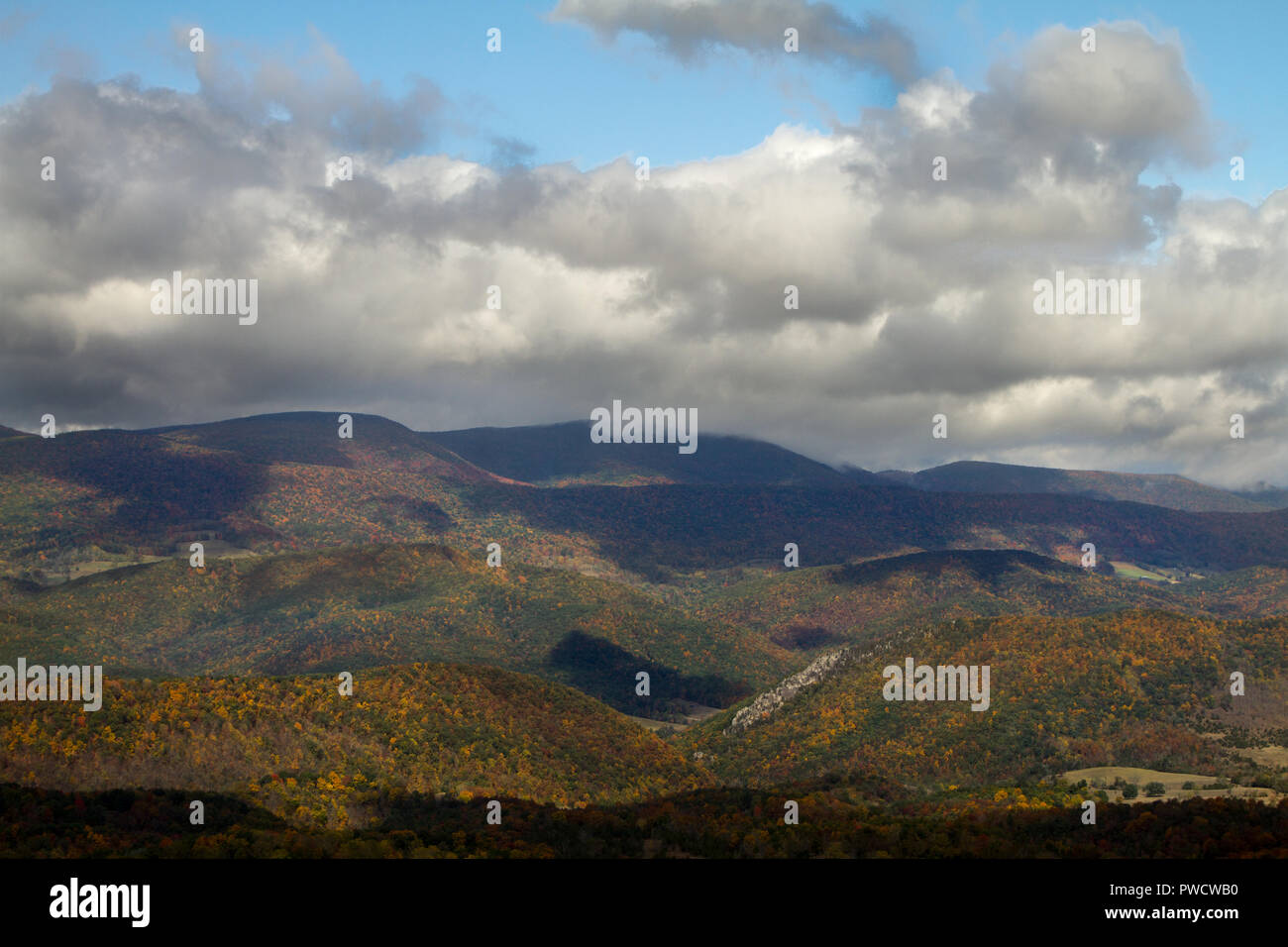 Rientrano in una valle con una tempesta in arrivo. Foto Stock