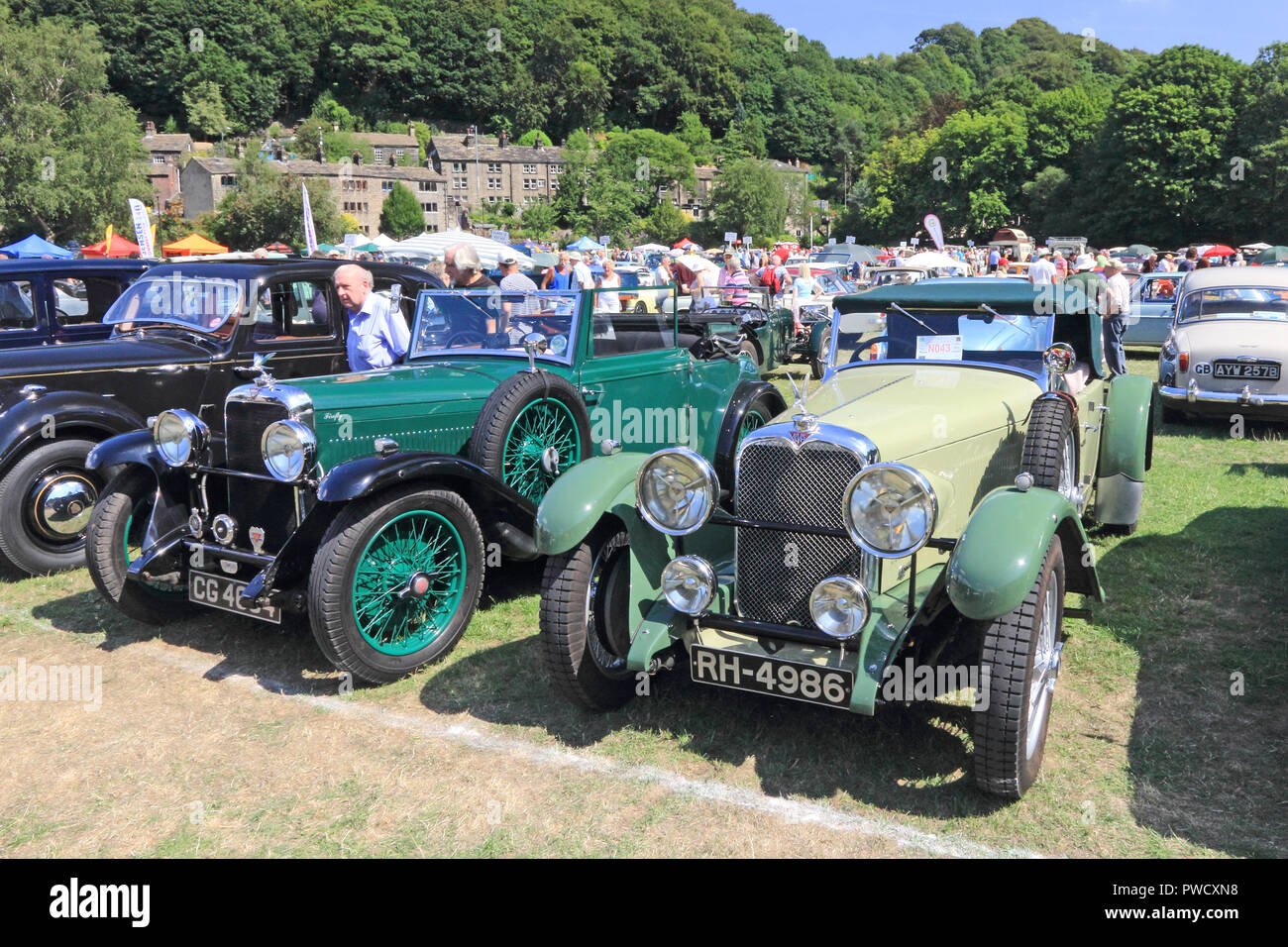 Alvis Firefly (verde) e velocità 20SA (bianco) all'auto show Foto Stock
