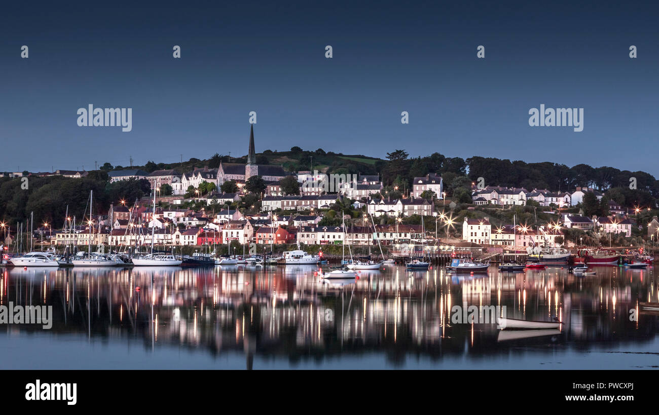 Crosshaven, Cork, Irlanda. 29 Agosto 2016.I primi ceppi di luce del mattino iniziano a illuminare il pittoresco villaggio di Crosshaven Co. Cork, ho Foto Stock
