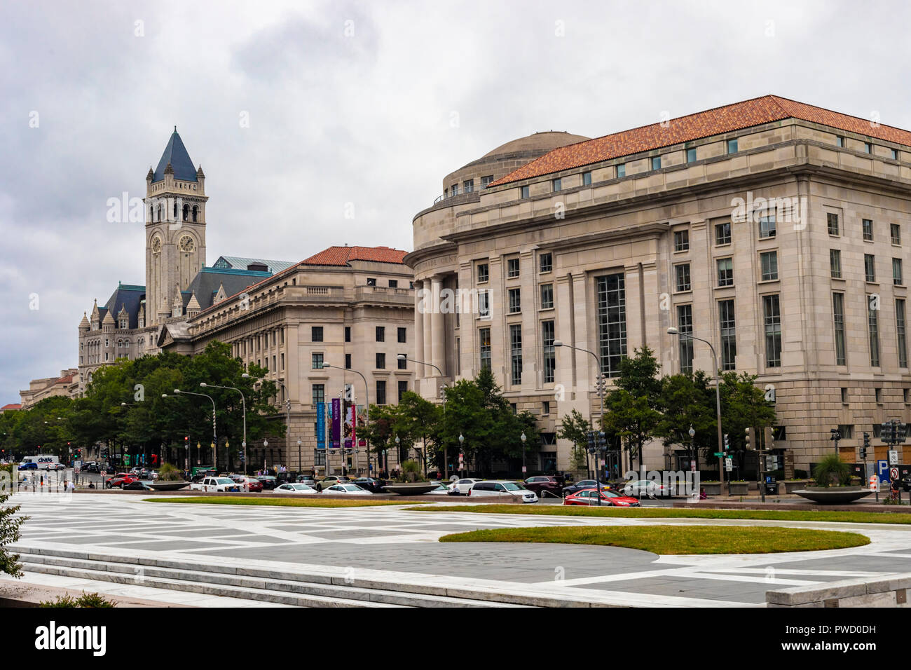 Washington DC, Stati Uniti d'America - 12 Ottobre 2017: Street view del vecchio ufficio postale Pavilion edificio e itinerari segreti di Palazzo Ducale e il centro del commercio internazionale in costruzione Foto Stock