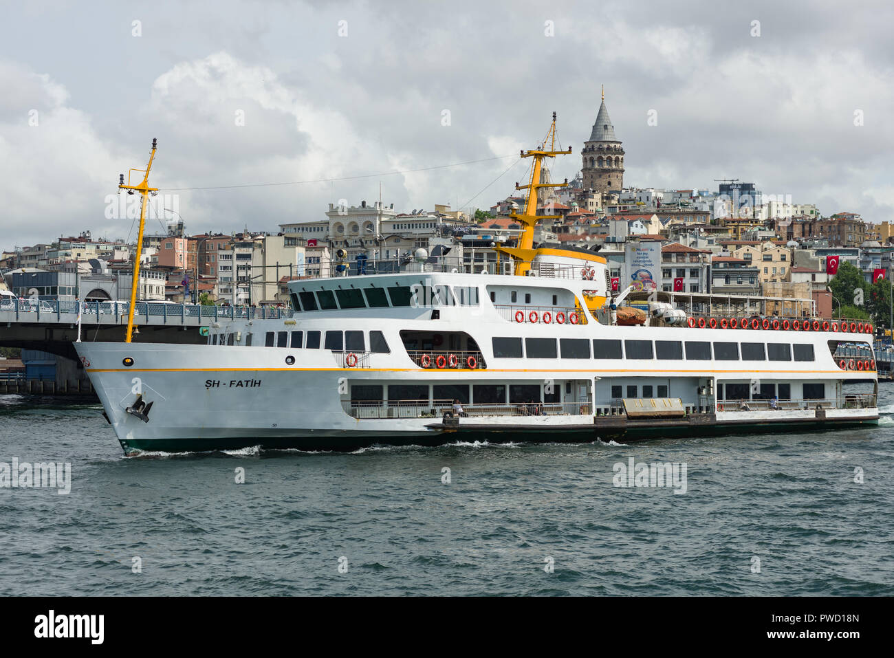Un grande traghetto passeggero arriva al porto di Eminonu con Torre di Galata in background, Istanbul, Turchia Foto Stock