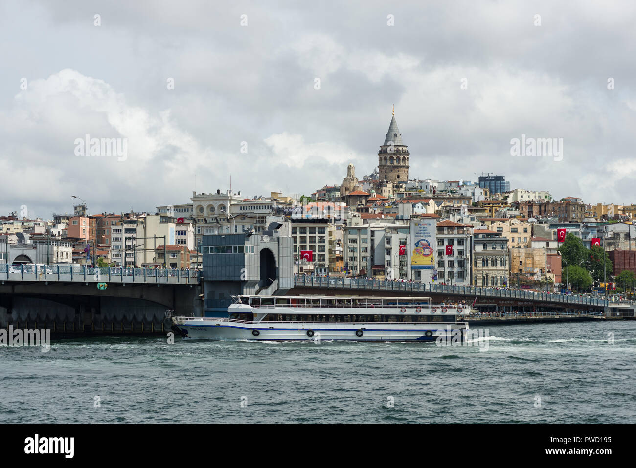 Un grande traghetto passeggeri in navigazione verso il Ponte di Galata con ponte Galata in background, Istanbul, Turchia Foto Stock