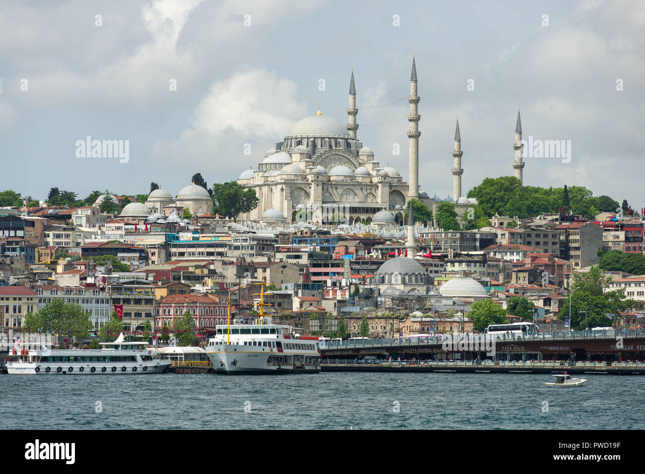 La moschea di Suleymaniye domina lo skyline del corno dorato con il Ponte di Galata, del Bosforo e i traghetti in primo piano, Istanbul, Turchia Foto Stock