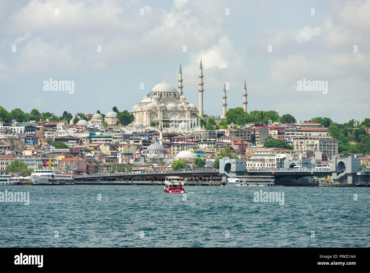 La moschea di Suleymaniye domina lo skyline del corno dorato con il Ponte di Galata, del Bosforo e i traghetti in primo piano, Istanbul, Turchia Foto Stock