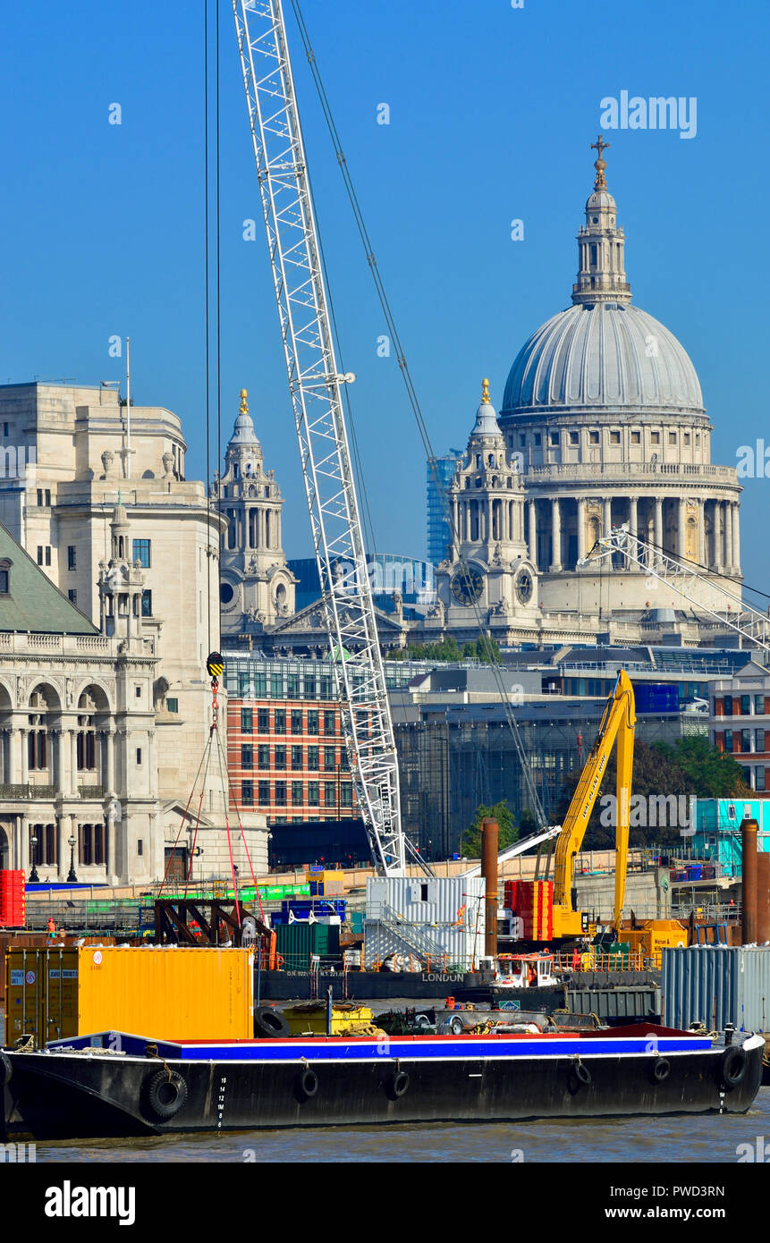 Barge e gru sul Fiume Tamigi, dalla Cattedrale di St Paul, Londra, Inghilterra, Regno Unito. Foto Stock