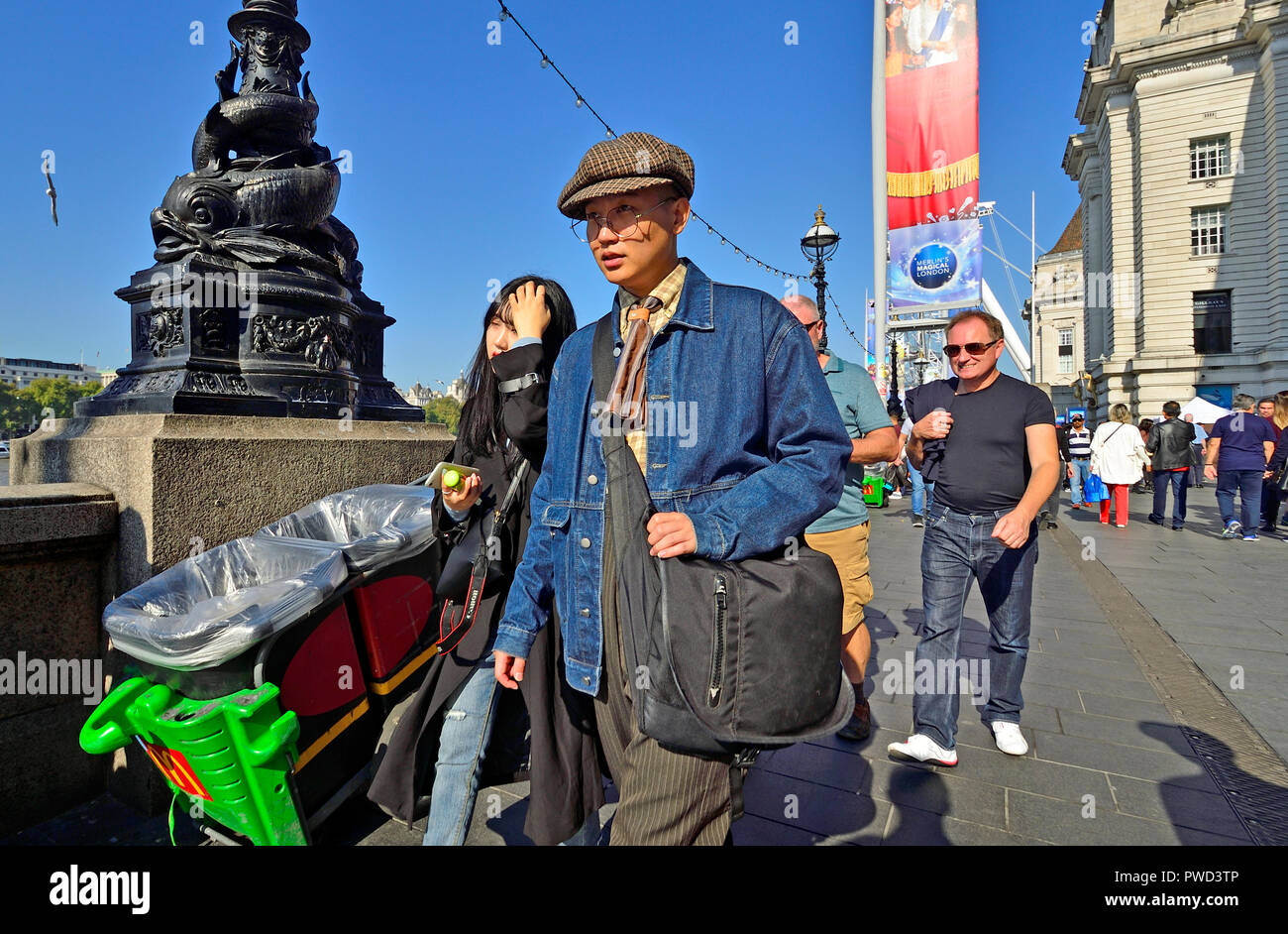 Due giovani donne giapponesi camminando sulla South Bank di Londra, Inghilterra, Regno Unito. Foto Stock