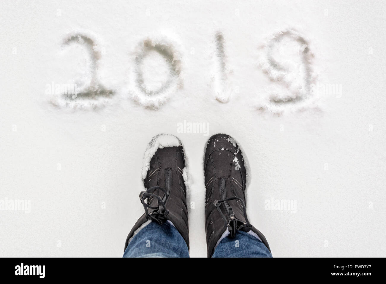 Selfie di stivali e 2019 scritto nella neve, concetto di inverno Foto Stock