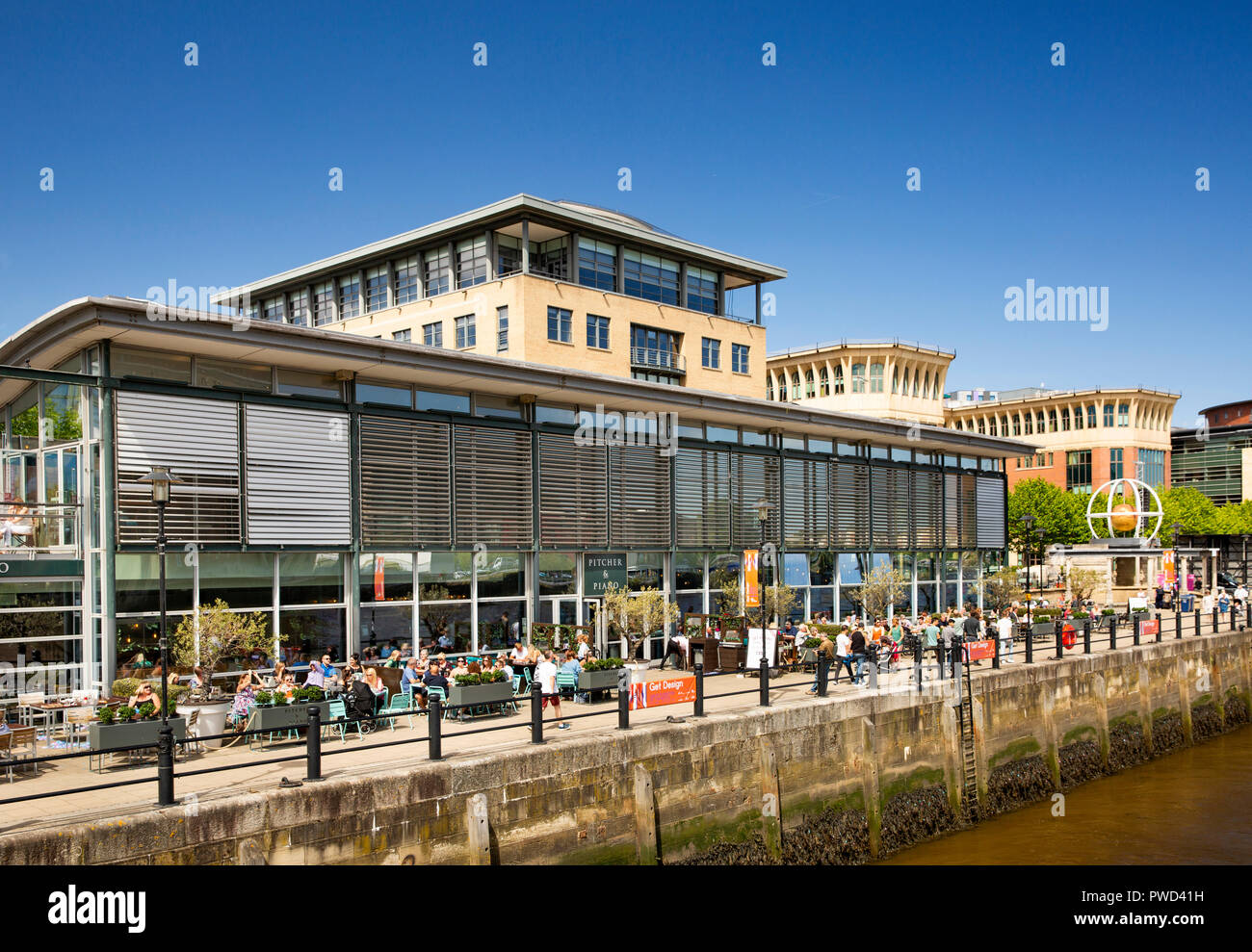 Regno Unito, Inghilterra, Tyneside, Newcastle upon Tyne, visitatori sul Quayside al lanciatore e Piano Bar Foto Stock