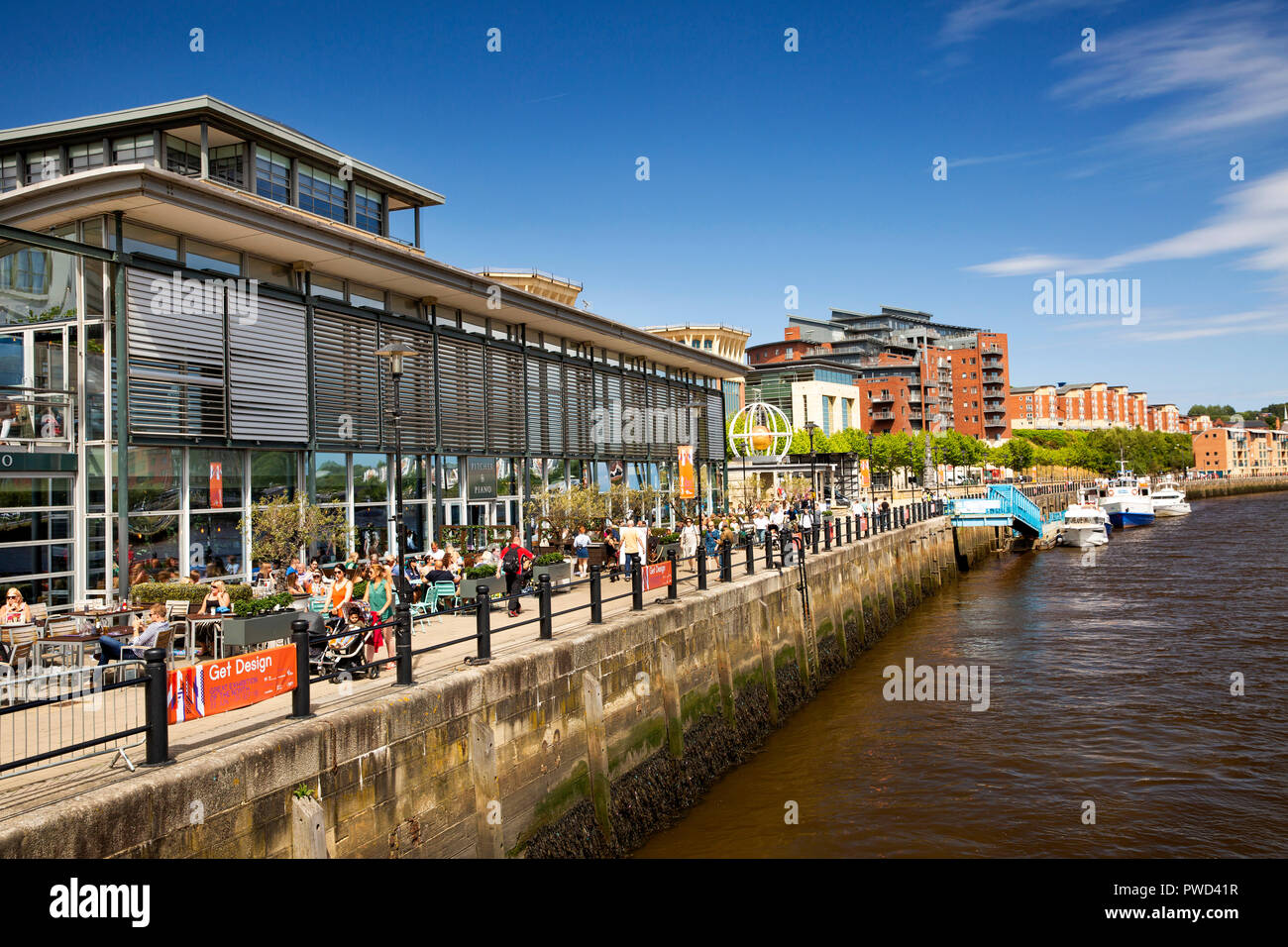 Regno Unito, Inghilterra, Tyneside, Newcastle upon Tyne, visitatori sul Quayside al lanciatore e Piano Bar Foto Stock