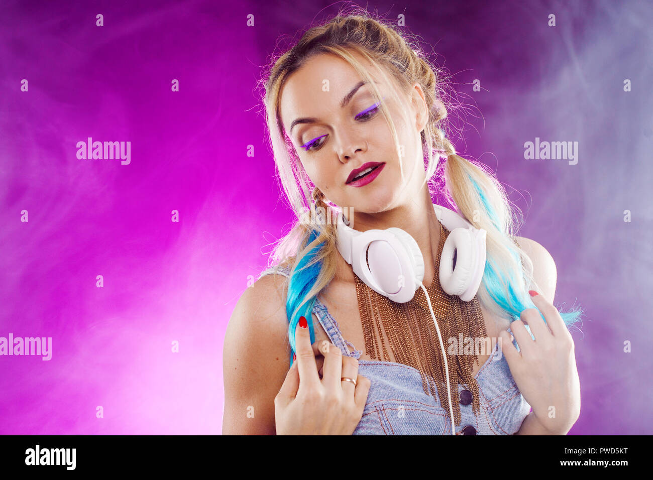 Giovane ragazza alla moda in stile discoteca. Ascolto di musica e godendo. Uno stile rétro Foto Stock