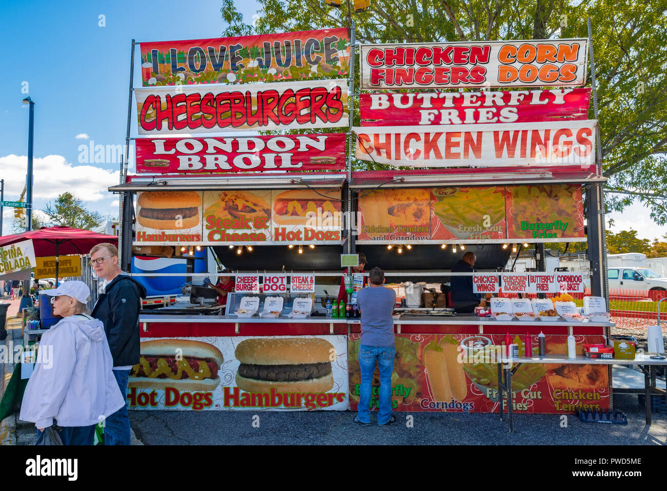 HICKORY, NC, Stati Uniti d'America-10/14/18: una concessione stand presso il locale fall festival offre cheeseburger e ali di pollo. Foto Stock