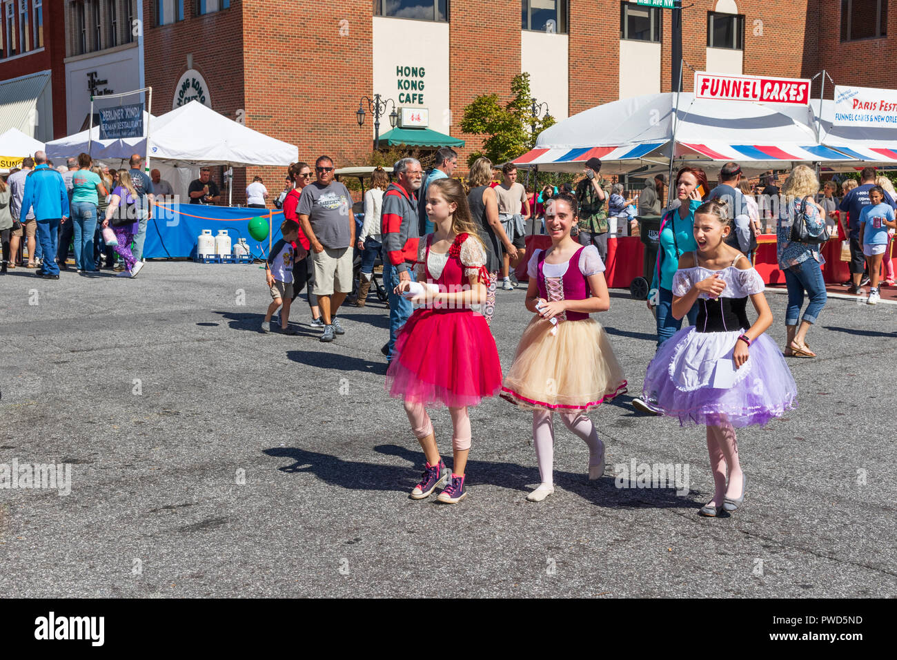 HICKORY, NC, Stati Uniti d'America-10/14/18: una trafficata scena al Oktoberfest compresi 3 giovani donne in costumi. Foto Stock