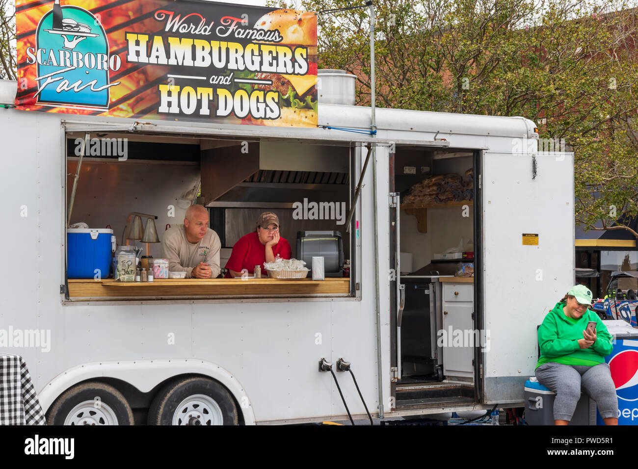 HICKORY, NC, Stati Uniti d'America-10/14/18: Annoiato fornitori attendere per i clienti in un rimorchio stand di concessione a livello locale l'Oktoberfest. Foto Stock