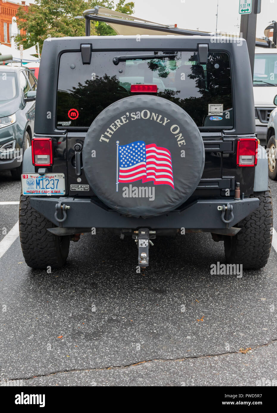 HICKORY, NC, Stati Uniti d'America-10/14/18: la parte posteriore di scorta coperchio su una jeep ha immagine della bandiera americana e le parole "C'è solo un'. Foto Stock