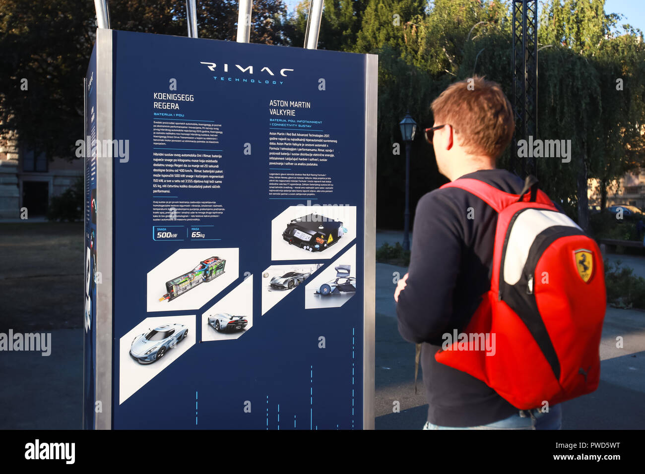 Zagabria Croazia,-28,Sep 2018: Presentazione del Rimac automobili prodotti in piazza Strossmayer.Boy guardando manifesto circa la cooperazione tra imprese Foto Stock