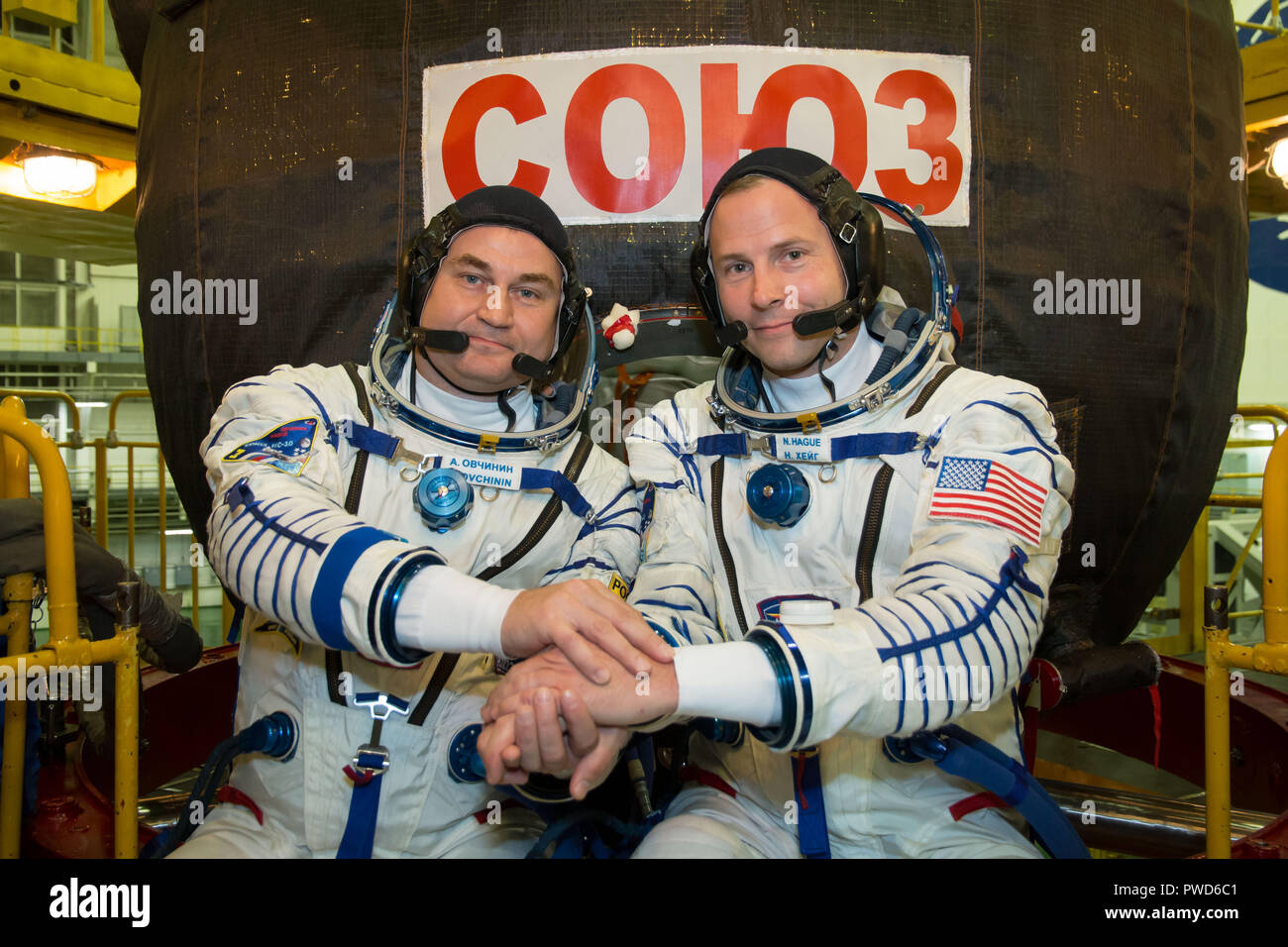 Expedition 57 membri dell equipaggio cosmonauta Alexey Ovchinin di Roscosmos, sinistra e Nick aia della NASA pongono di fronte alla Soyuz MS-10 navicella spaziale nel loro Sokol il lancio e la voce adatta al cosmodromo di Baikonur Settembre 26, 2018 di Baikonur in Kazakhstan. I due sono in programma per il lancio in ottobre 11 e permetterà di trascorrere i prossimi sei mesi a vivere e lavorare a bordo della Stazione Spaziale Internazionale. Foto Stock