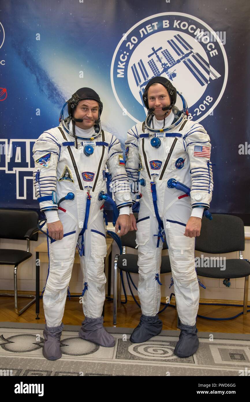 Expedition 57 membri dell equipaggio cosmonauta Alexey Ovchinin di Roscosmos, sinistra e Nick aia della NASA pongono nel loro Sokol il lancio e la voce adatta al cosmodromo di Baikonur Settembre 26, 2018 di Baikonur in Kazakhstan. I due sono in programma per il lancio in ottobre 11 e permetterà di trascorrere i prossimi sei mesi a vivere e lavorare a bordo della Stazione Spaziale Internazionale. Foto Stock