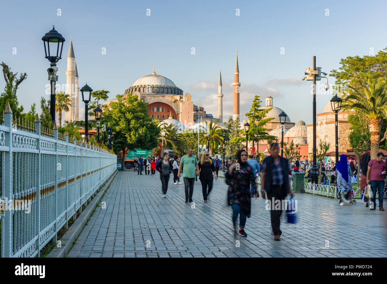 Museo Hagia Sophia con turisti camminando nel blu Parco Archeologico nel tardo pomeriggio di luce, Istanbul Foto Stock