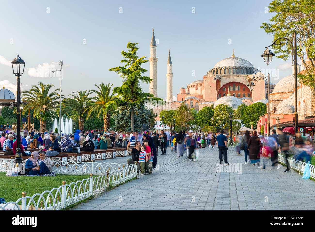 Museo Hagia Sophia con turisti camminando nel blu Parco Archeologico nel tardo pomeriggio di luce, Istanbul Foto Stock
