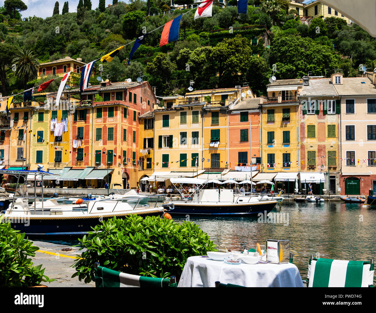 Una tabella in attesa di essere cancellati sul bordo del porto di Portofino Foto Stock
